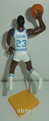 1982 Michael Jordan UNC Tarheels Packaged Custom Starting Lineup SLU NCAA Champs		 
<br/> 
<br/>Traduction en français: 1982 Michael Jordan UNC Tarheels Packaged Custom Starting Lineup SLU Champions NCAA