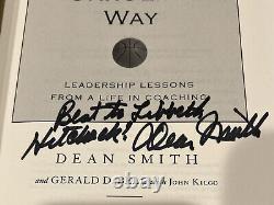 'Autographe de Dean Smith : La voie de la Caroline signée à la main par l'équipe de basketball UNC Tar Heels du Nord'