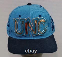 Casquette Snapback Bleue Vintage Licenciée Collegiate UNC avec Plaque Métallique Tarheels