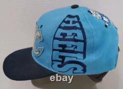 Casquette Snapback Bleue Vintage Licenciée Collegiate UNC avec Plaque Métallique Tarheels