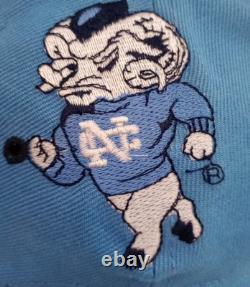 Casquette Snapback Bleue Vintage Licenciée Collegiate UNC avec Plaque Métallique Tarheels