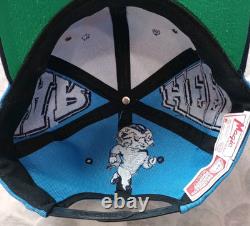 Casquette Snapback Bleue Vintage Licenciée Collegiate UNC avec Plaque Métallique Tarheels