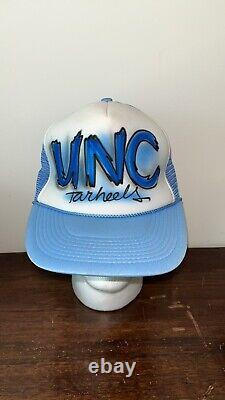 Chapeau de camionneur en mousse à visière plate peint à la main UNC North Carolina Tar Heels, style rétro