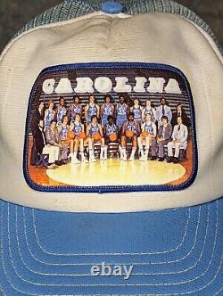 Chapeau de camionneur rare en nylon à l'arrière en maille avec photo d'équipe UNC Tarheels de 1976