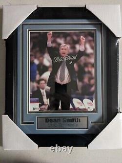 DEAN SMITH a signé UNC Tar Heels Basketball 8x10 Photo ENCADRÉ BAS COA