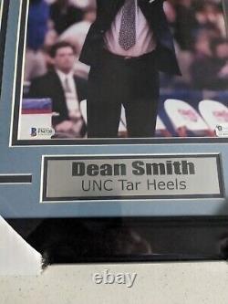 DEAN SMITH a signé UNC Tar Heels Basketball 8x10 Photo ENCADRÉ BAS COA