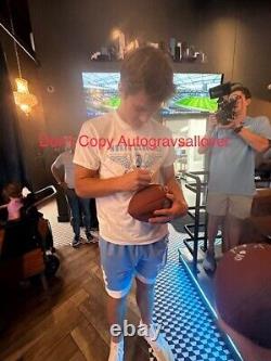 Drake Maye a signé avec les North Carolina Tar Heels NFL Football Proof W Bin.