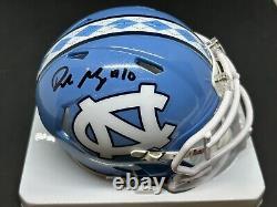Drake Maye a signé un mini-casque des Tar Heels de l'Université de Caroline du Nord avec une photo de preuve