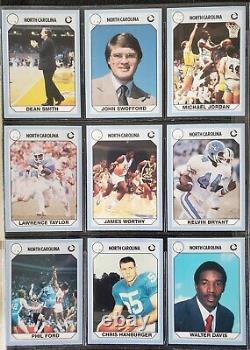 En français, cela se traduirait par : '1990 Michael Jordan UNC Tar Heels Basketball + Taylor Football NCAA Ensemble de cartes de 200'