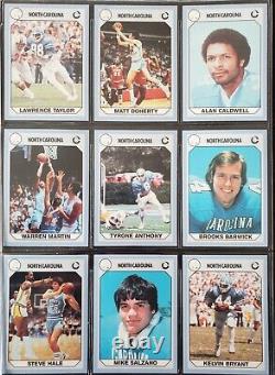 En français, cela se traduirait par : '1990 Michael Jordan UNC Tar Heels Basketball + Taylor Football NCAA Ensemble de cartes de 200'