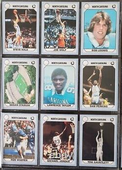 En français, cela se traduirait par : '1990 Michael Jordan UNC Tar Heels Basketball + Taylor Football NCAA Ensemble de cartes de 200'