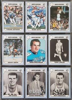 En français, cela se traduirait par : '1990 Michael Jordan UNC Tar Heels Basketball + Taylor Football NCAA Ensemble de cartes de 200'