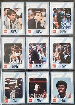 En français, cela se traduirait par : '1990 Michael Jordan UNC Tar Heels Basketball + Taylor Football NCAA Ensemble de cartes de 200'