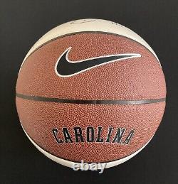 Équipe et entraîneur signés de l'équipe de basketball des North Carolina Tar Heels 2006-07 BALLON AUTOGRAPHIÉ