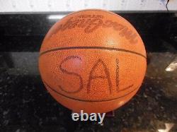 Kevin Salvadore Possède Personnellement Unc Tar Heels Basketball Avec Sal Inscription