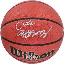 Le titre traduit en français serait : 'Cole Anthony UNC Tar Heels Ballon de basket autographié du jeu de la NCAA'