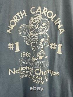 Les talons UNC de la Caroline du Nord 1982 Michael Jordan NCAA Champs Thin T-Shirt S