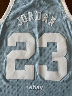 MITCHELL & NESS MAillot AUTHENTIQUE UNC 1983-84 de MICHAEL JORDAN Taille 44 (L)