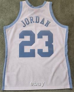 Maillot authentique Mitchell & Ness UNC 1983-84 Michael Jordan blanc taille XL