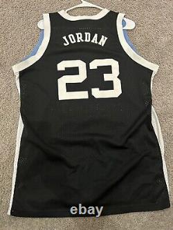 Maillot de basket-ball noir de taille L de l'équipe de basket-ball UNC North Carolina Vintage Nike Michael Jordan 82