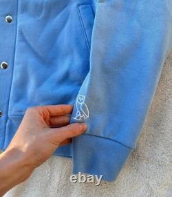 OVO x UNC Tar Heels Veste Varsity en Fleece Bleu Clair Nouvelle Authentique