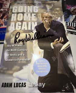 Objets de collection des Tar Heels de l'UNC avec une copie signée par Roy Williams de Going Home Again