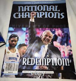 Objets de collection des Tar Heels de l'UNC avec une copie signée par Roy Williams de Going Home Again