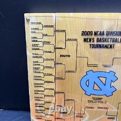 Roy Williams a signé le panneau UNC avec le tableau de 2009 de la Caroline du Nord Steiner CX