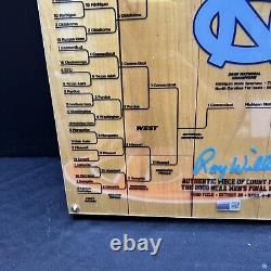 Roy Williams a signé le panneau UNC avec le tableau de 2009 de la Caroline du Nord Steiner CX
