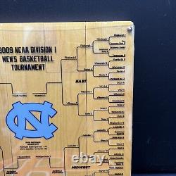 Roy Williams a signé le panneau UNC avec le tableau de 2009 de la Caroline du Nord Steiner CX