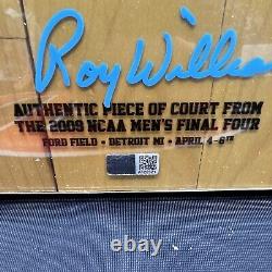 Roy Williams a signé le panneau UNC avec le tableau de 2009 de la Caroline du Nord Steiner CX