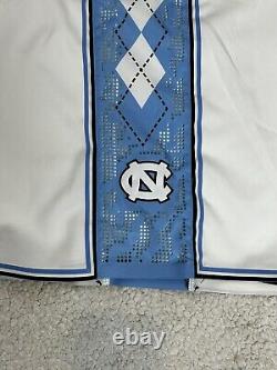 Shorts blancs émis pour le jeu de 2015-16 des North Carolina Tar Heels UNC, Jordan 36+2