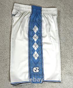 Shorts blancs émis pour le jeu de 2015-16 des North Carolina Tar Heels UNC, Jordan 36+2