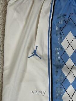 Shorts blancs émis pour le jeu de 2015-16 des North Carolina Tar Heels UNC, Jordan 36+2