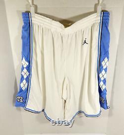 Shorts de basketball blancs émis lors du jeu des North Carolina Tar Heels UNC Jordan 48 5