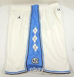 Shorts de basketball blancs émis lors du jeu des North Carolina Tar Heels UNC Jordan 48 5