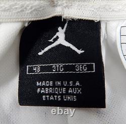 Shorts de basketball blancs émis lors du jeu des North Carolina Tar Heels UNC Jordan 48 5