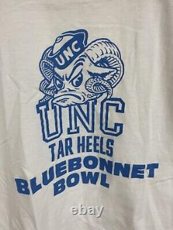 Traduisez ce titre en français: VTG UNC Tar Heels 1980 Bluebonnet Bowl Thin Single Two Tone T-Shirt Size M

VTG UNC Tar Heels 1980 Bluebonnet Bowl Thin Single Two Tone T-Shirt - Taille M