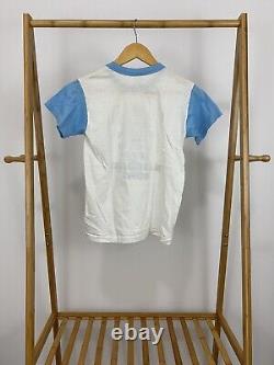 Traduisez ce titre en français: VTG UNC Tar Heels 1980 Bluebonnet Bowl Thin Single Two Tone T-Shirt Size M

VTG UNC Tar Heels 1980 Bluebonnet Bowl Thin Single Two Tone T-Shirt - Taille M