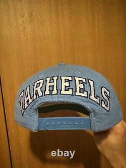 'UNC TARHEELS vintage American Needle Sports Specialties Logo Athletic Starter' would be translated to 'UNC TARHEELS américain vintage American Needle Sports Specialties Logo Athletic Starter' in French.