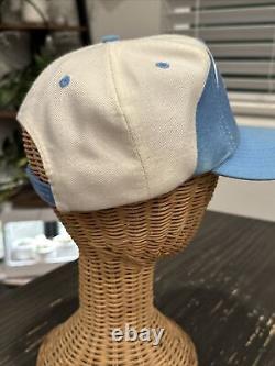 VTG UNC Tarheels Logo Athletic Sharktooth Snapback North Carolina Logo 7 <br/>	<br/> 
 	Traduction en français : Casquette snapback Sharktooth Athletic avec logo VTG UNC Tarheels, Logo de la Caroline du Nord 7