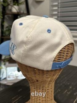 VTG UNC Tarheels Logo Athletic Sharktooth Snapback North Carolina Logo 7   <br/>



 
<br/>
Traduction en français : Casquette snapback Sharktooth Athletic avec logo VTG UNC Tarheels, Logo de la Caroline du Nord 7