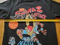 Vintage 90's Taz Attack Looney Tunes Unc Tar Tales Basketball T Shirt Taille L