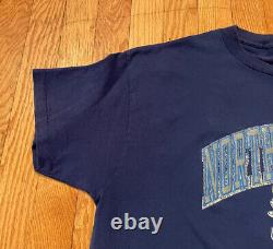 Vtg 80s UNC Tar Heels True Vtg Single Stitch Drop Tail T-Shirt Size L Champion translated into French is:

'T-shirt à queue tombante authentique des Tar Heels de l'UNC des années 80, taille L, Champion'